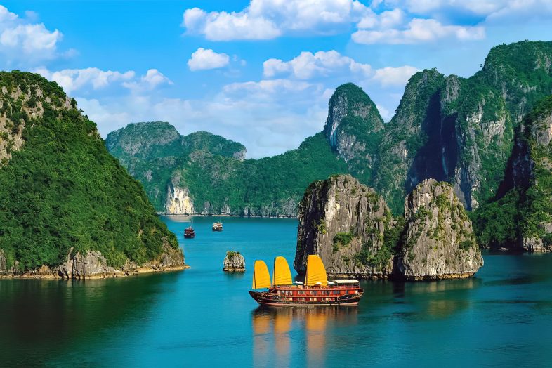 Teluk Ha Long, Vietnam - Pembantu Travel S