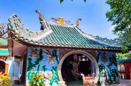 Phu Chau Floating Temple (Mieu Noi)