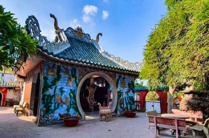 Phu Chau Floating Temple (Mieu Noi)