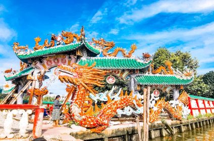 Phu Chau Floating Temple (Mieu Noi)