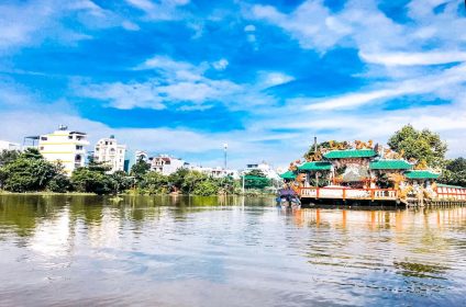 Phu Chau Floating Temple (Mieu Noi)