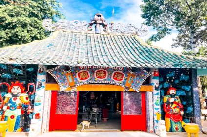 Phu Chau Floating Temple (Mieu Noi)