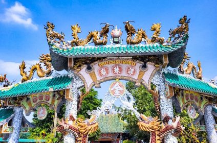 Phu Chau Floating Temple (Mieu Noi)