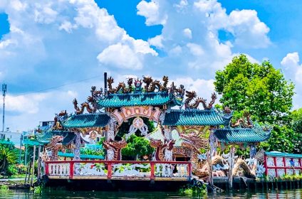 Phu Chau Floating Temple (Mieu Noi)