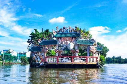 Phu Chau Floating Temple (Mieu Noi)