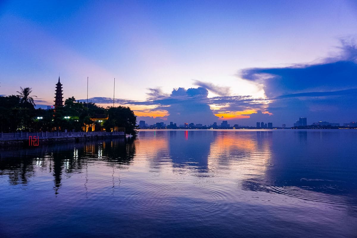 Тэй озеро Ханой. Тэй (озеро). Озеро Ханбулан. Новый год на озере в Ханое Вьетнам салют. Озеро хана