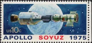 Another photo of the United States 1975 10 cents The Sn . Apollo & Soyuz after docking, Earth) stamp