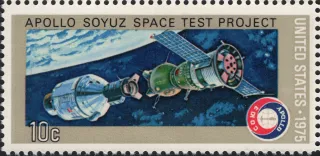 Another photo of the United States 1975 10c The Sn . Spacecraft before docking, Earth & project emblem) stamp