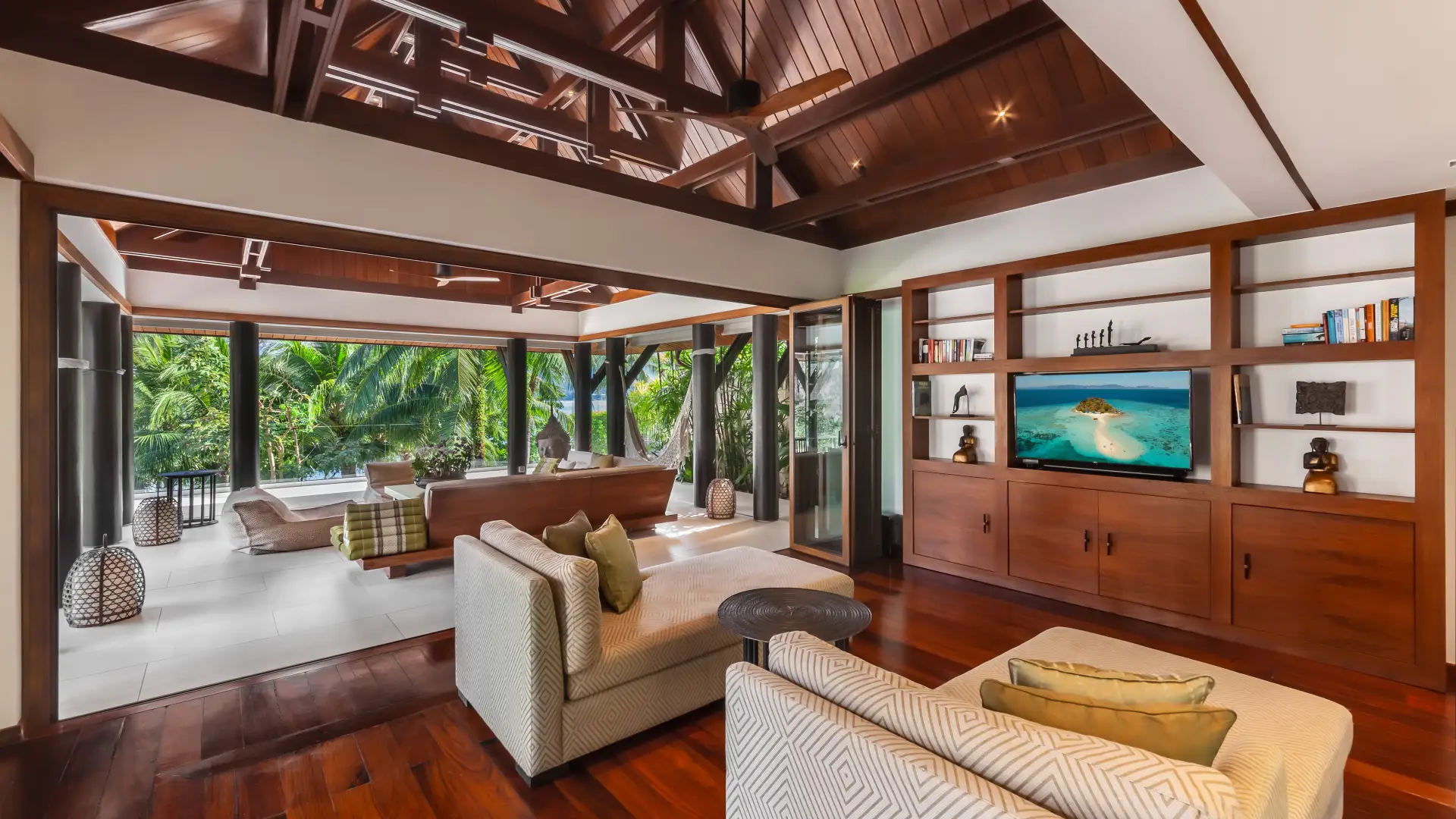 Peaceful 6 BR Beachfront villa in Phuket