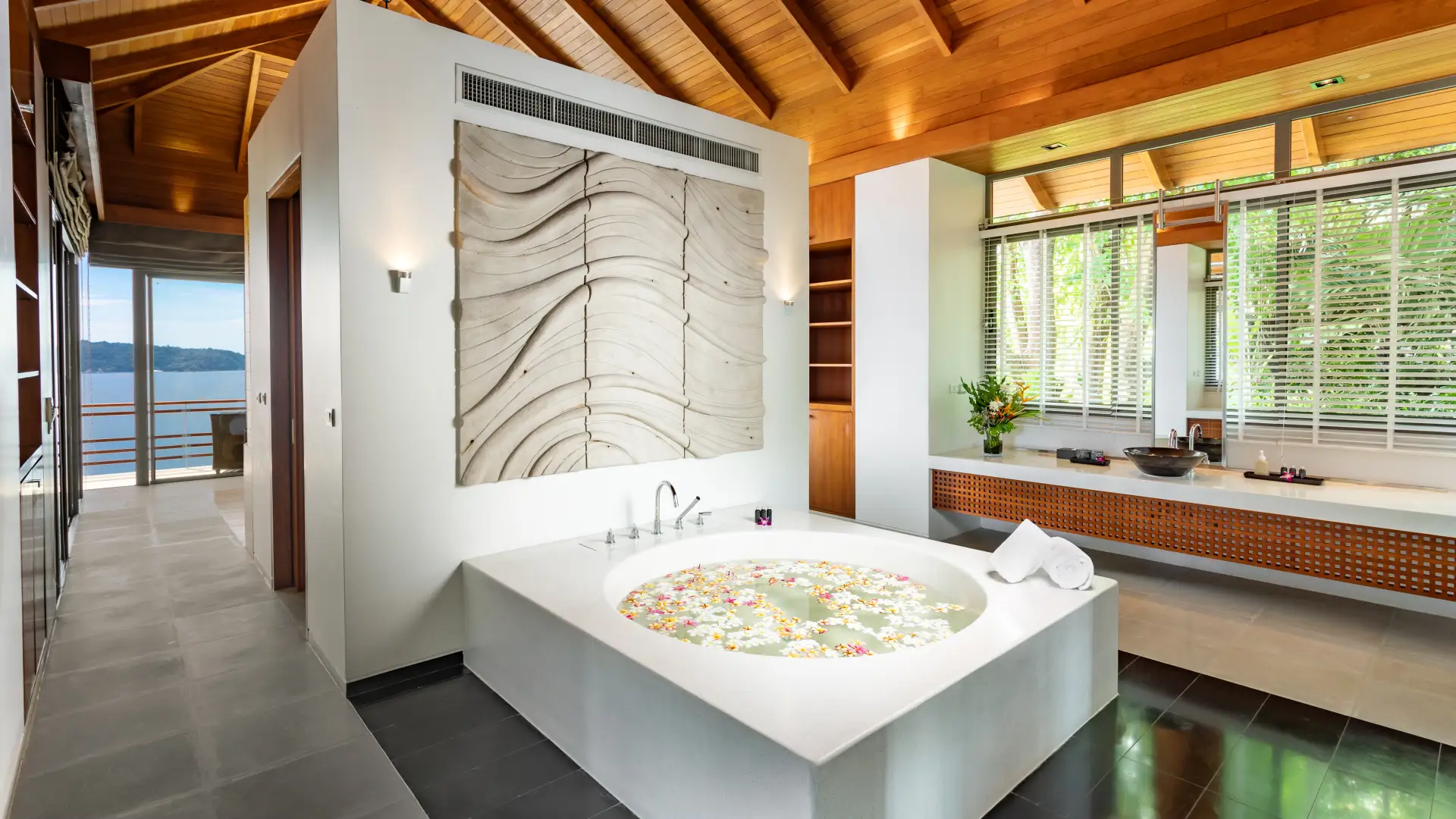 Jacuzzi - Villa Chelay