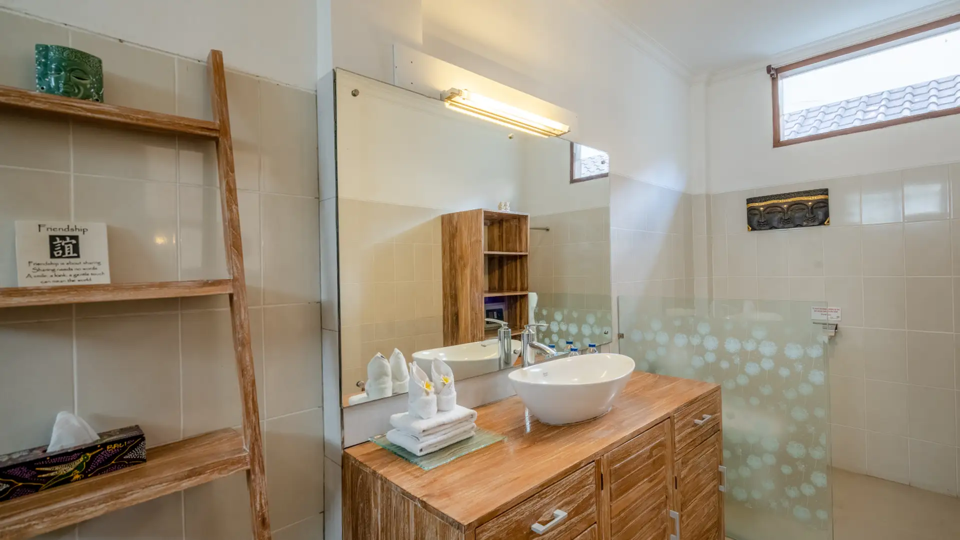 Ensuite bathroom with rain shower and luxury toiletries - Villa Alleira