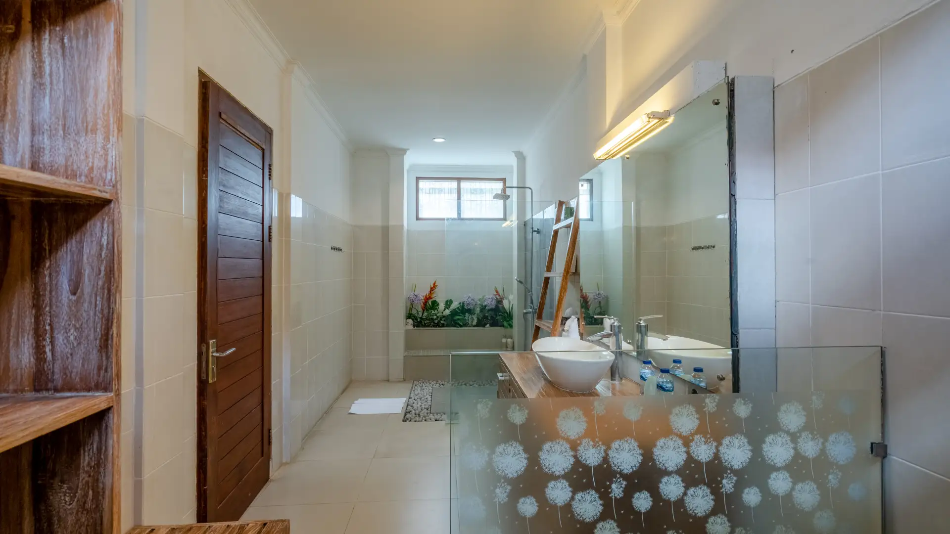 Ensuite bathroom with rain shower and luxury toiletries - Villa Alleira