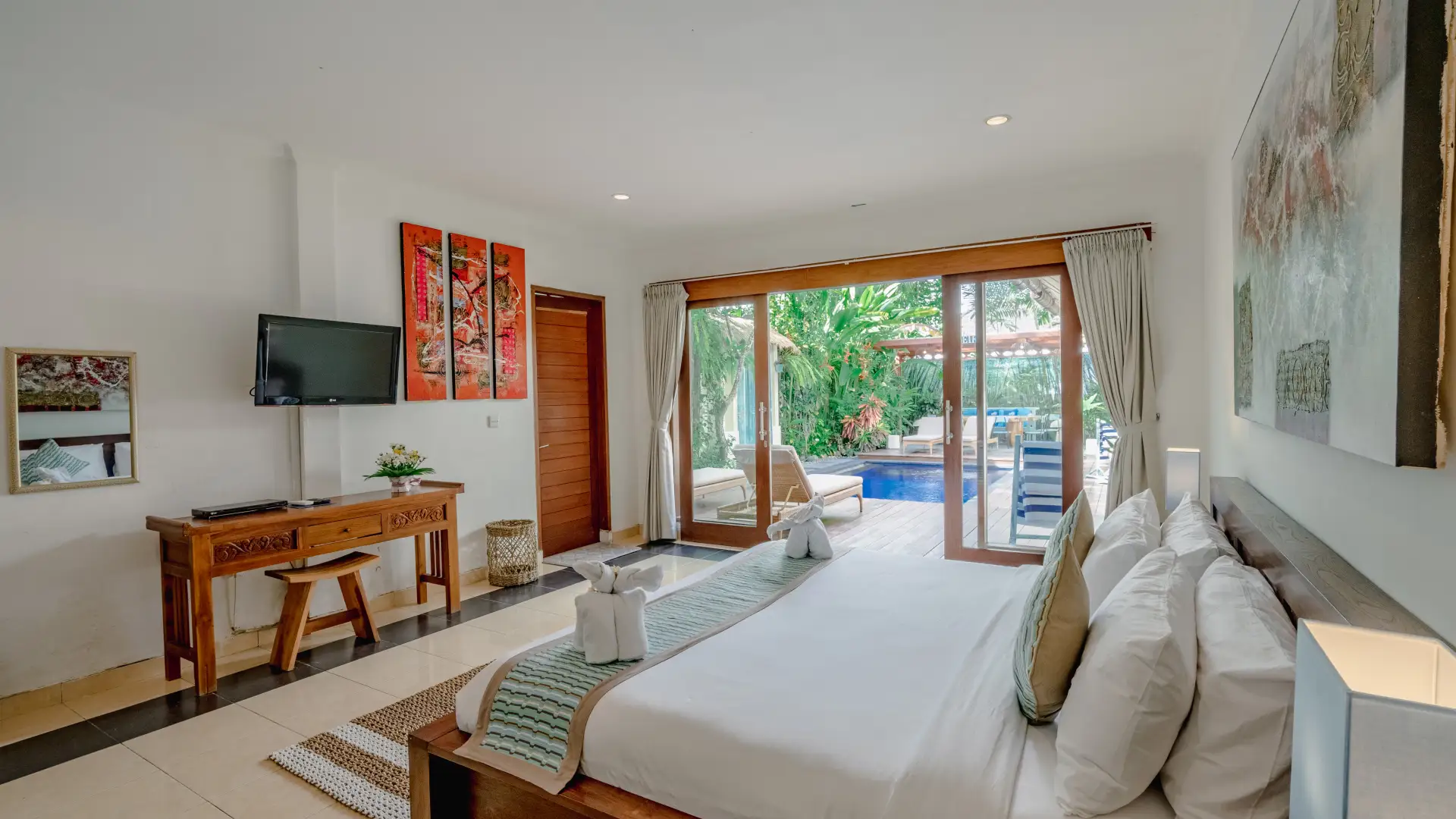 Air-conditioned bedroom with king-size bed and ensuite bathroom - Villa Alleira
