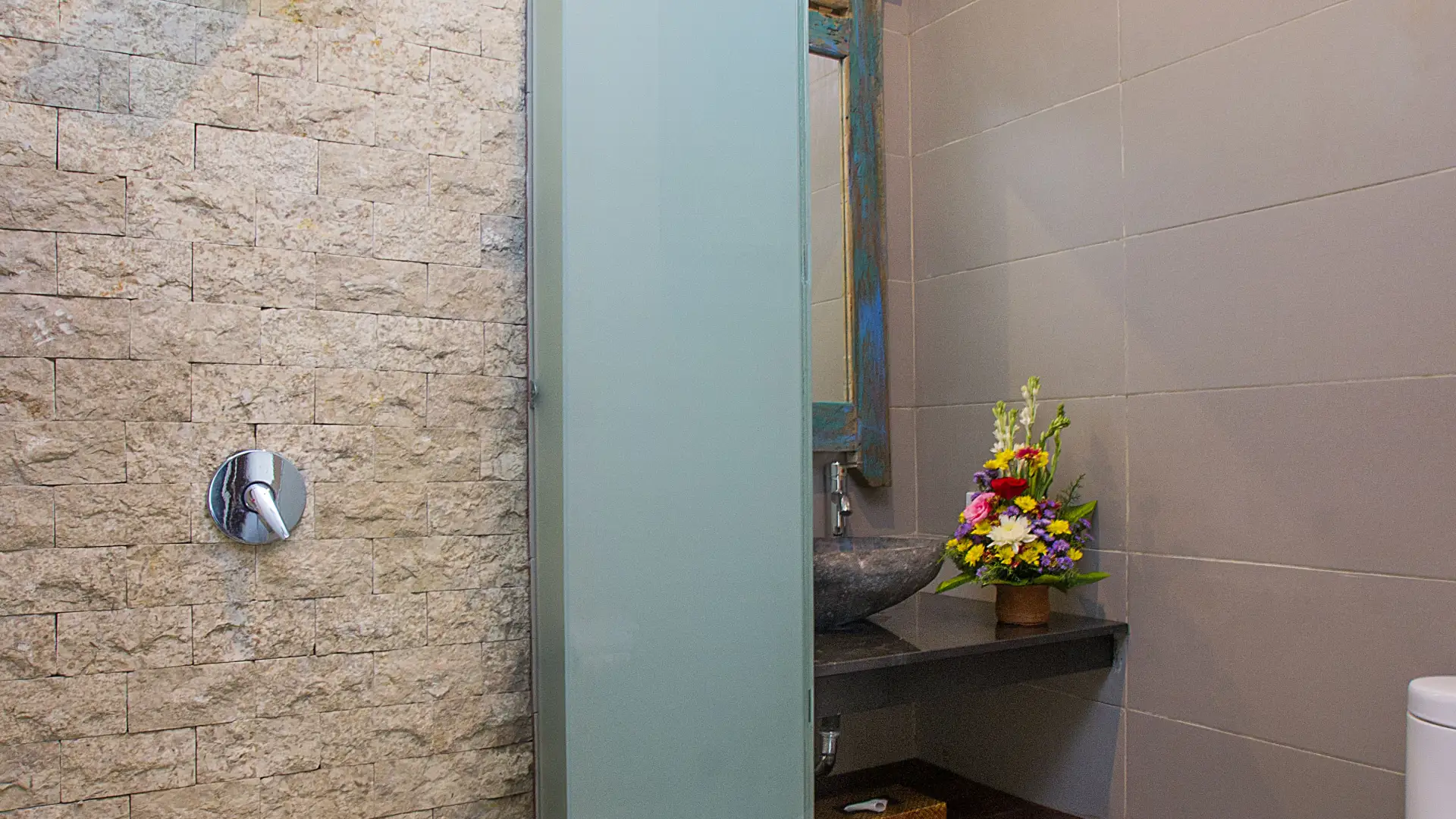 Ensuite bathroom with modern shower and vanity - Villa Aveli