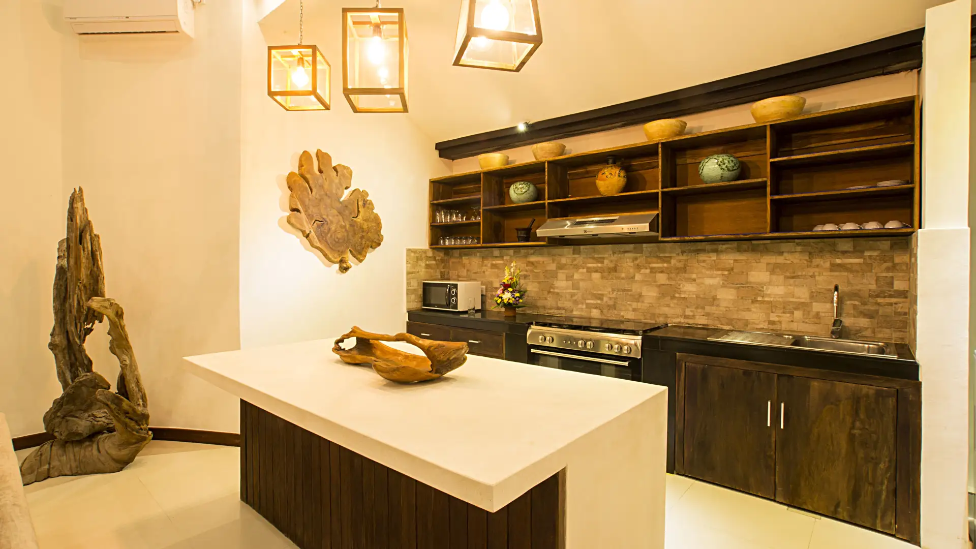Large dining area with seating for 10 guests - Villa Aveli Seminyak