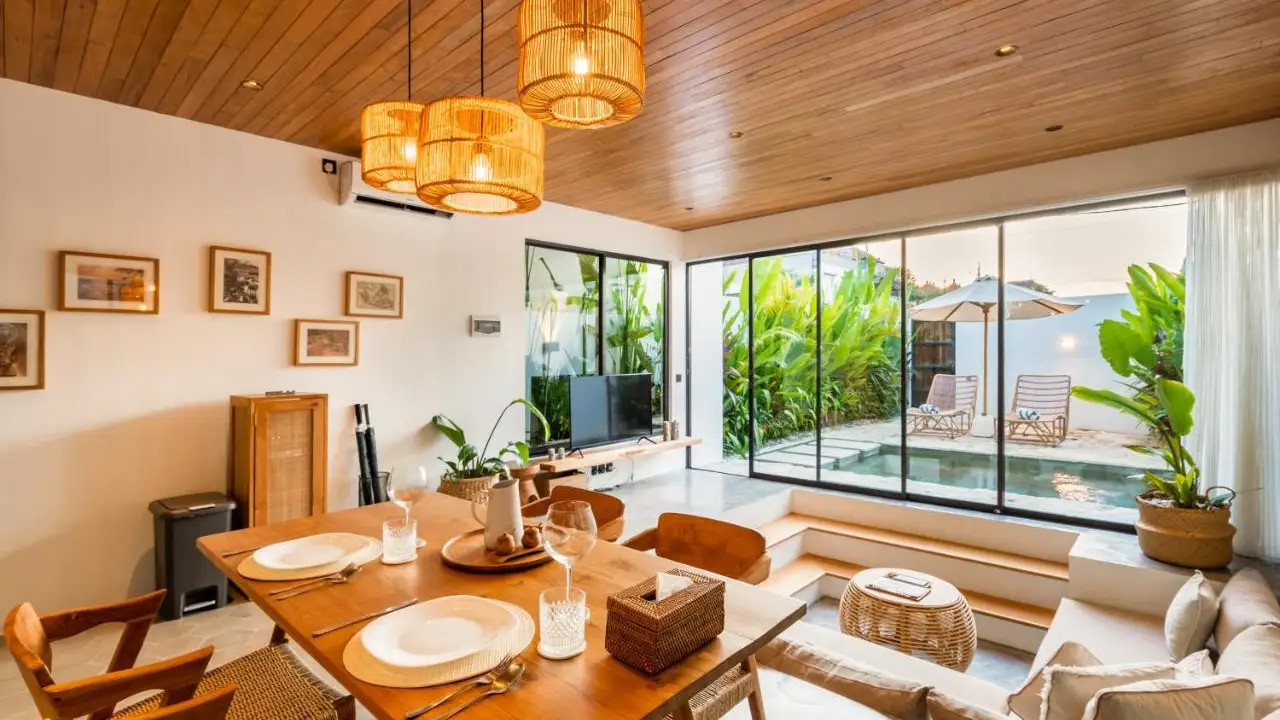 Cozy conversation pit with flatscreen TV and books at Villa Vesuvio