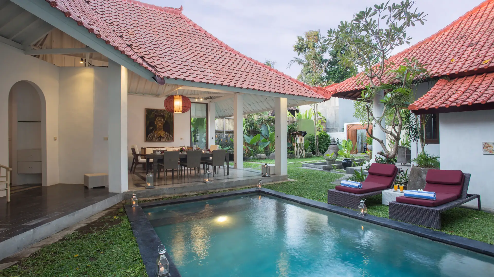 Private garden with swimming pool and sun loungers - Villa Etnik