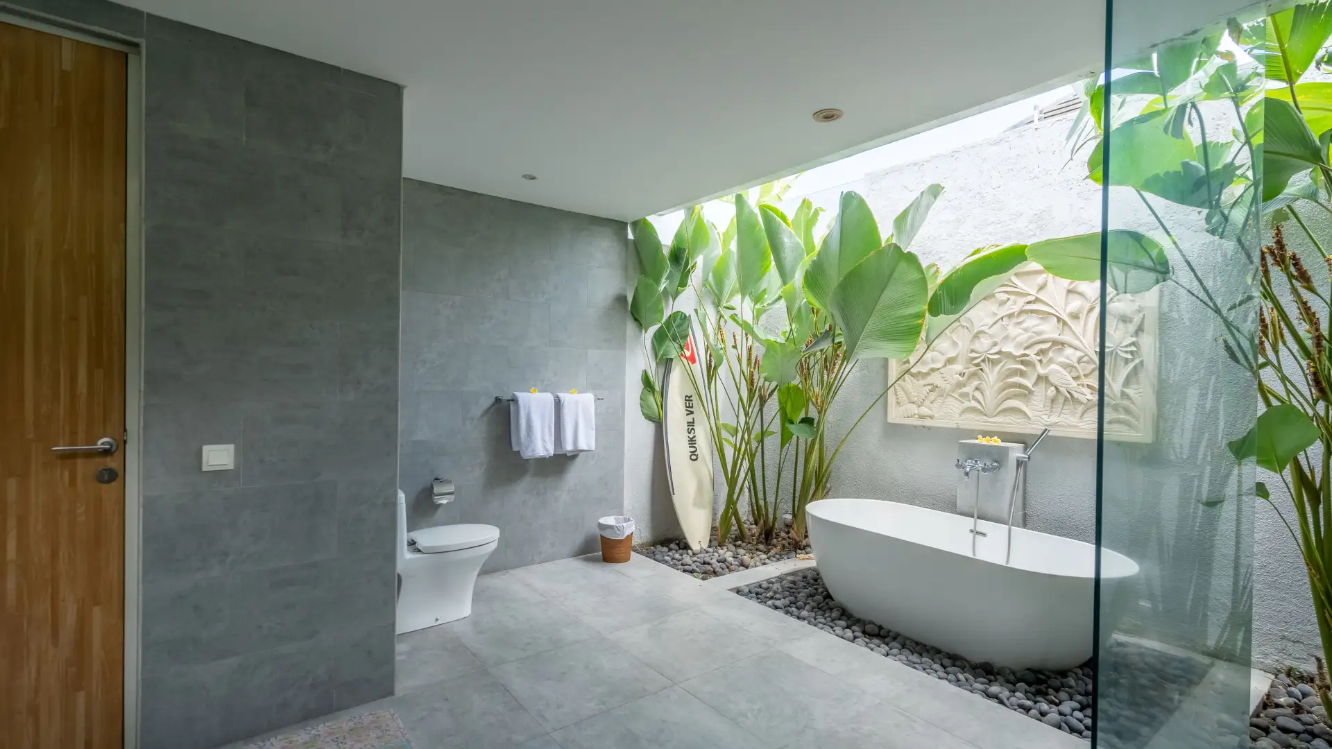 Modern bathroom with bathtub and double vanity mirrors - Villa Becca