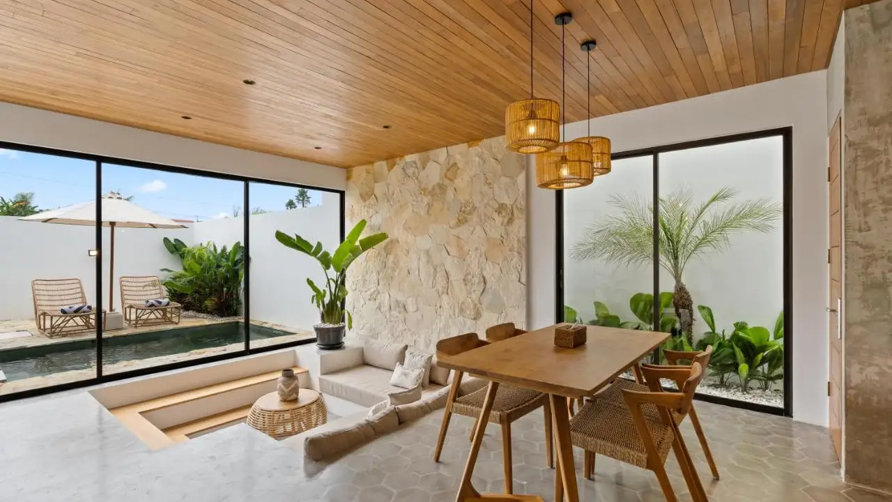 Cozy conversation pit with flatscreen TV and books at Villa Vesuvio