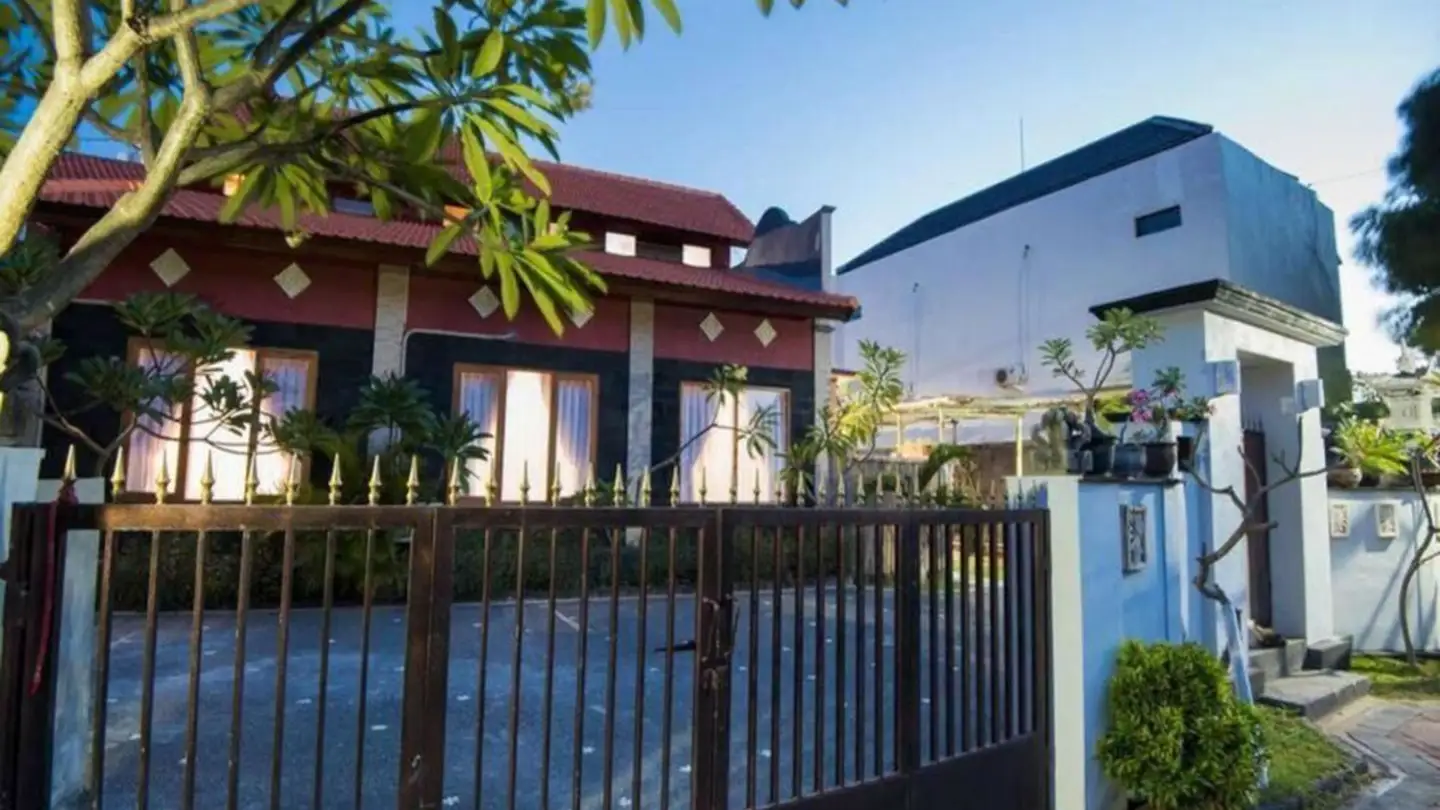 Private entrance with lush greenery - Villa Padma Nusa Dua