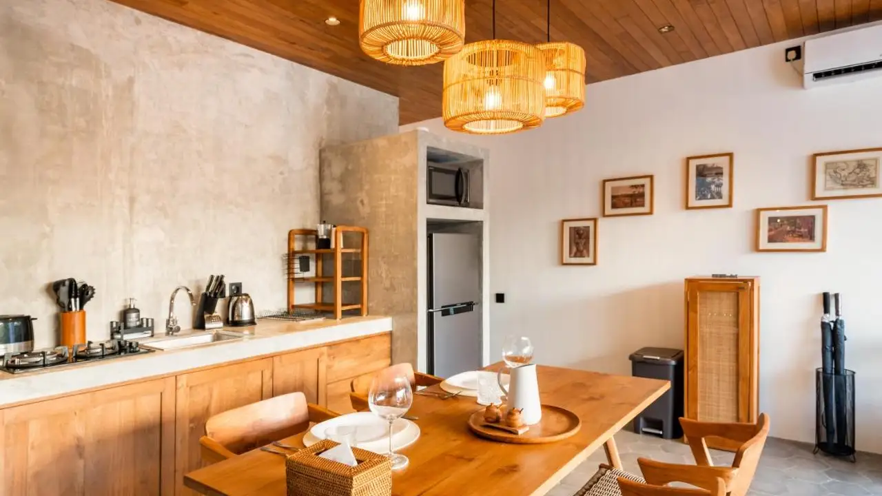 Fully equipped kitchen with dining area for four – Villa Vesuvio Canggu