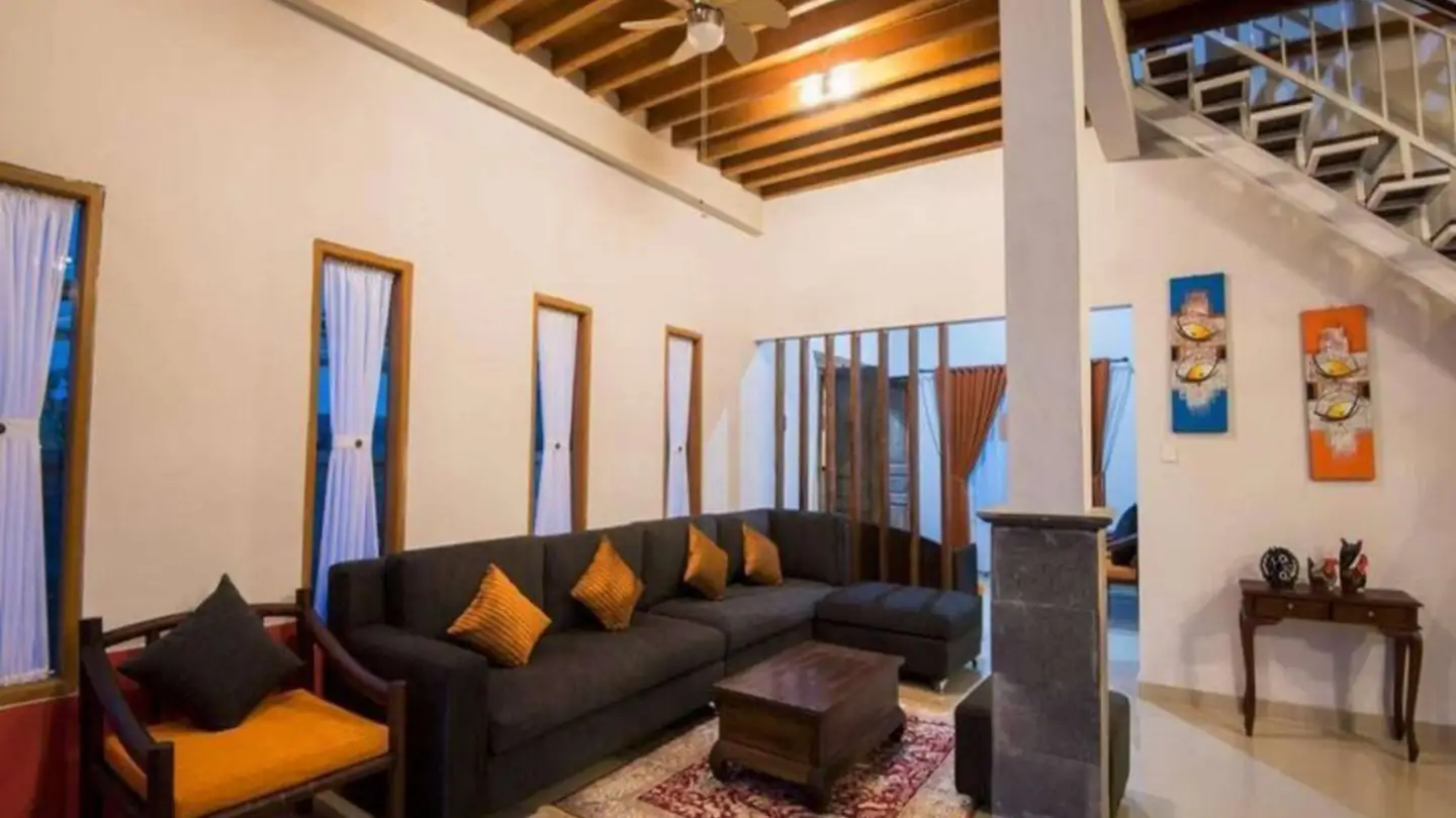 Open-plan living room with sofa and flatscreen TV - Villa Padma Bali