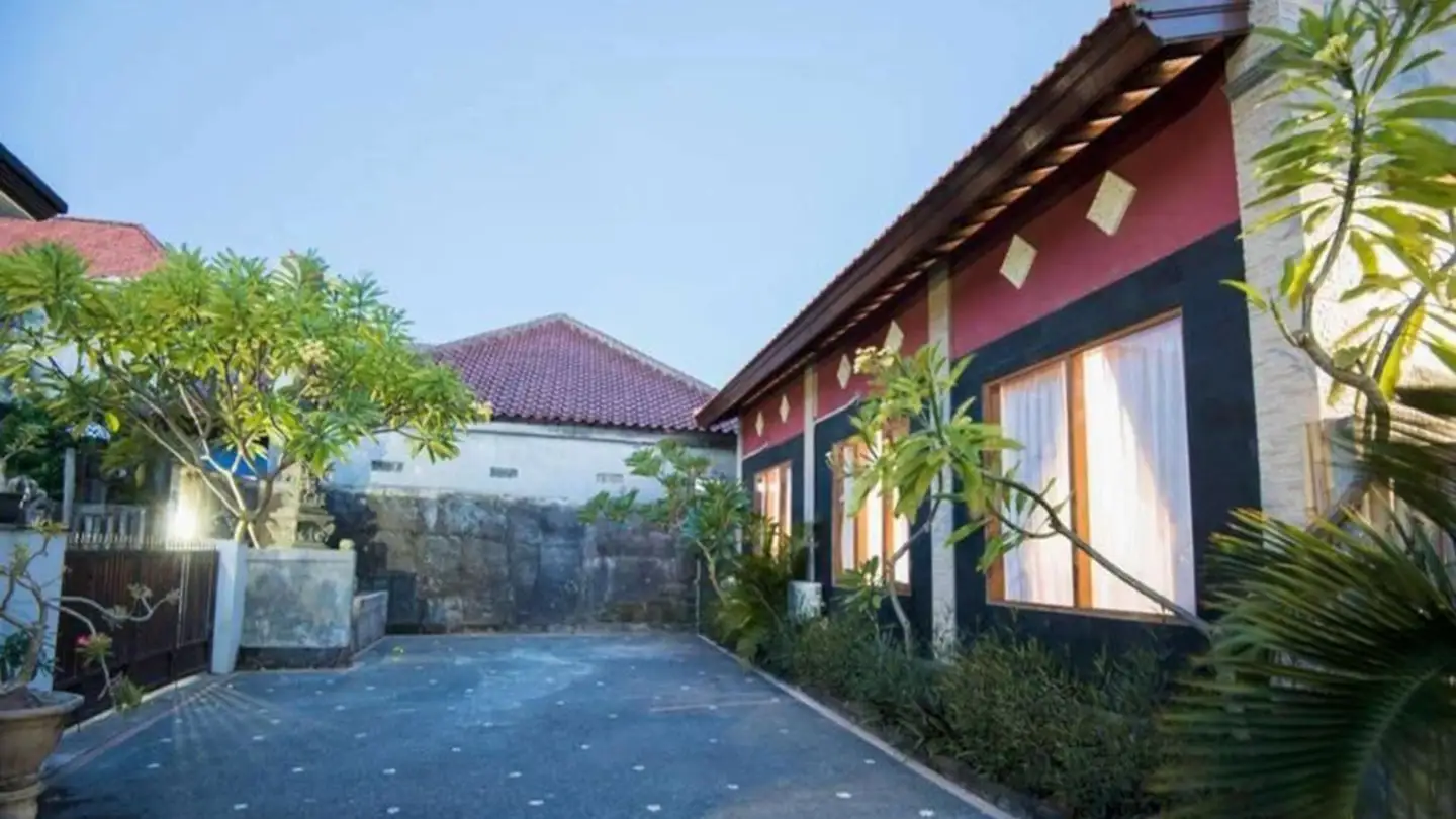 Private entrance with lush greenery - Villa Padma Nusa Dua