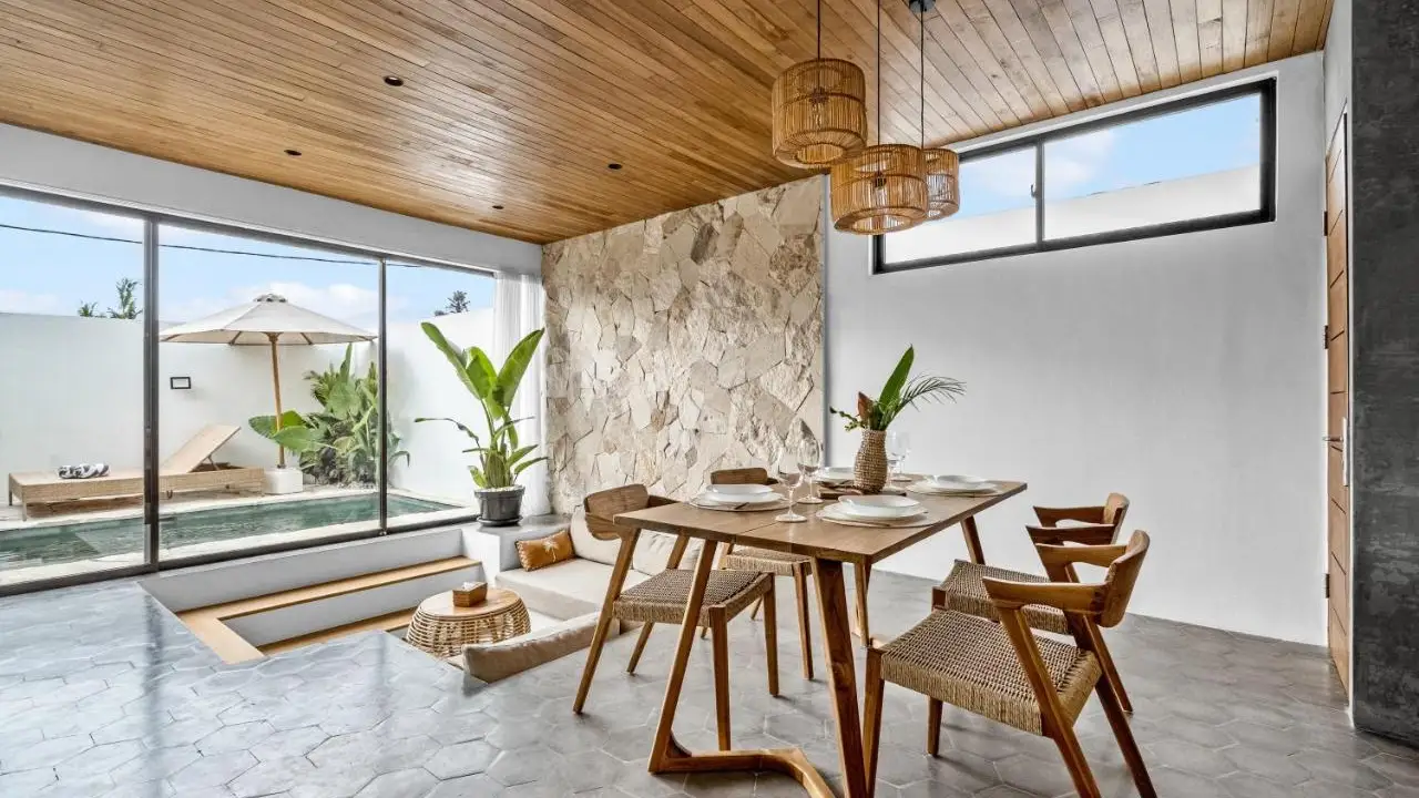 Full kitchen with dining setup for four – Villa Elba
