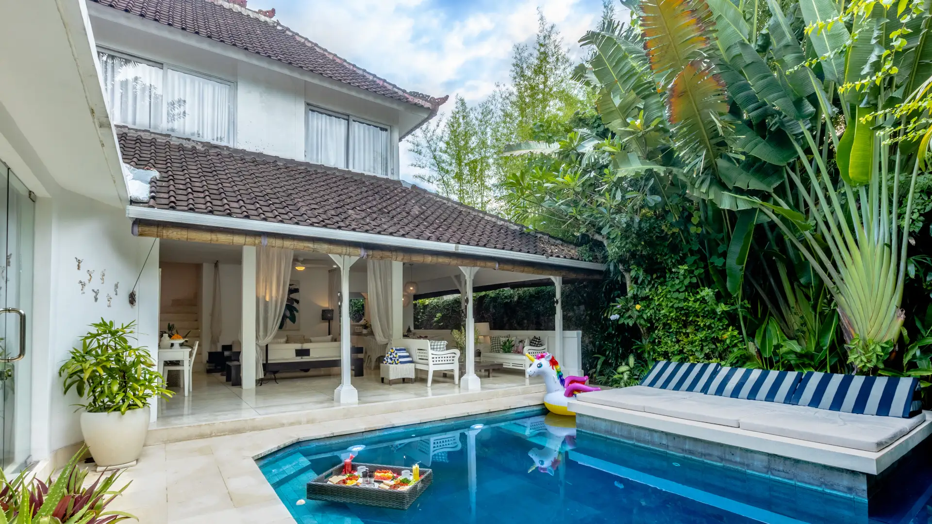 Private pool with island sunbeds and tropical garden – Villa Esha Drupadi