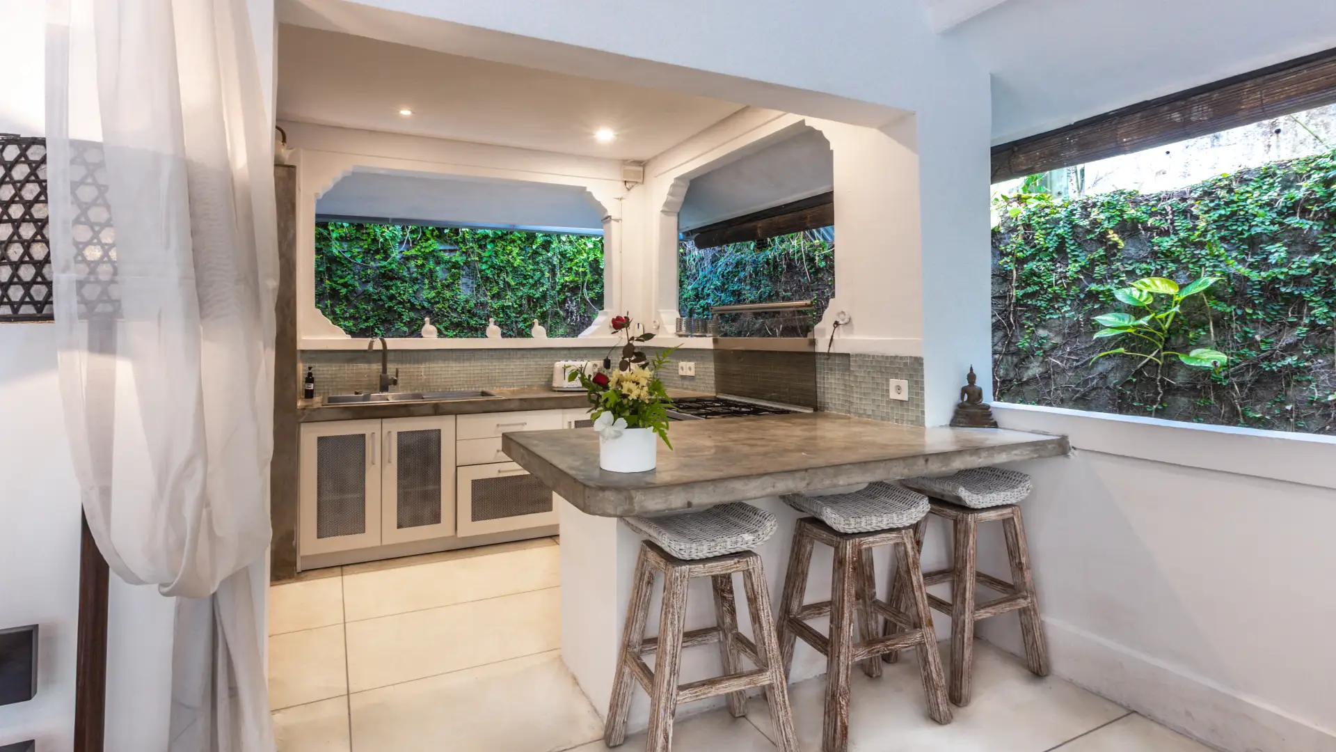 Fully equipped kitchen with dining table for 6 – Villa Esha Drupadi