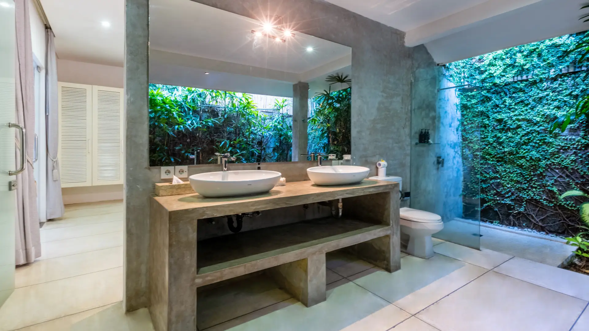Open-air bathroom with bathtub and greenery – Villa Esha Drupadi