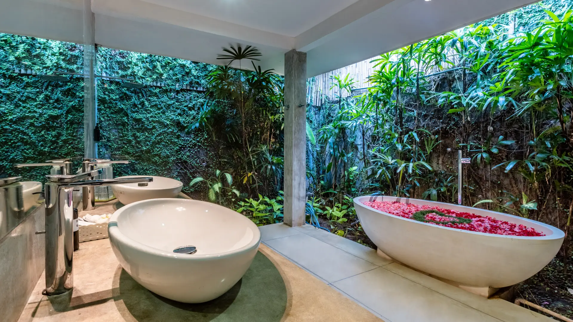 Open-air bathroom with bathtub and greenery – Villa Esha Drupadi