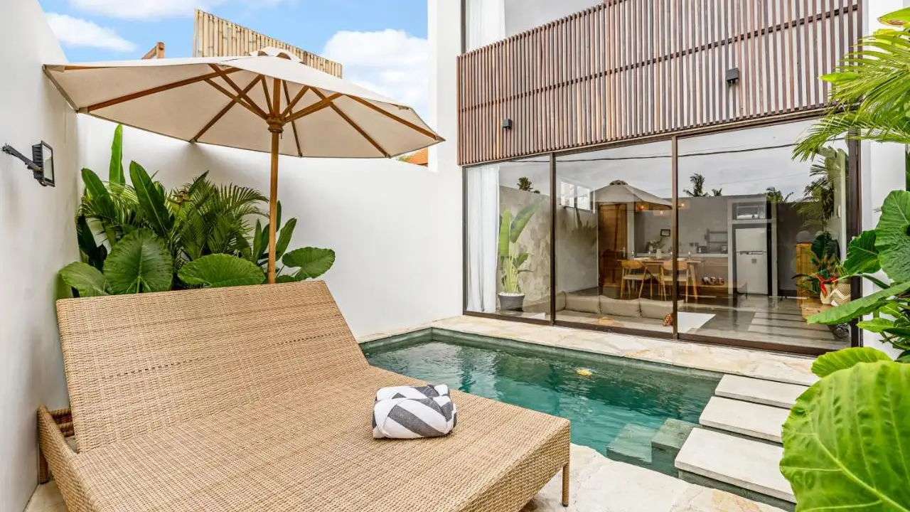Private swimming pool with large sunbed – Villa Elba Canggu