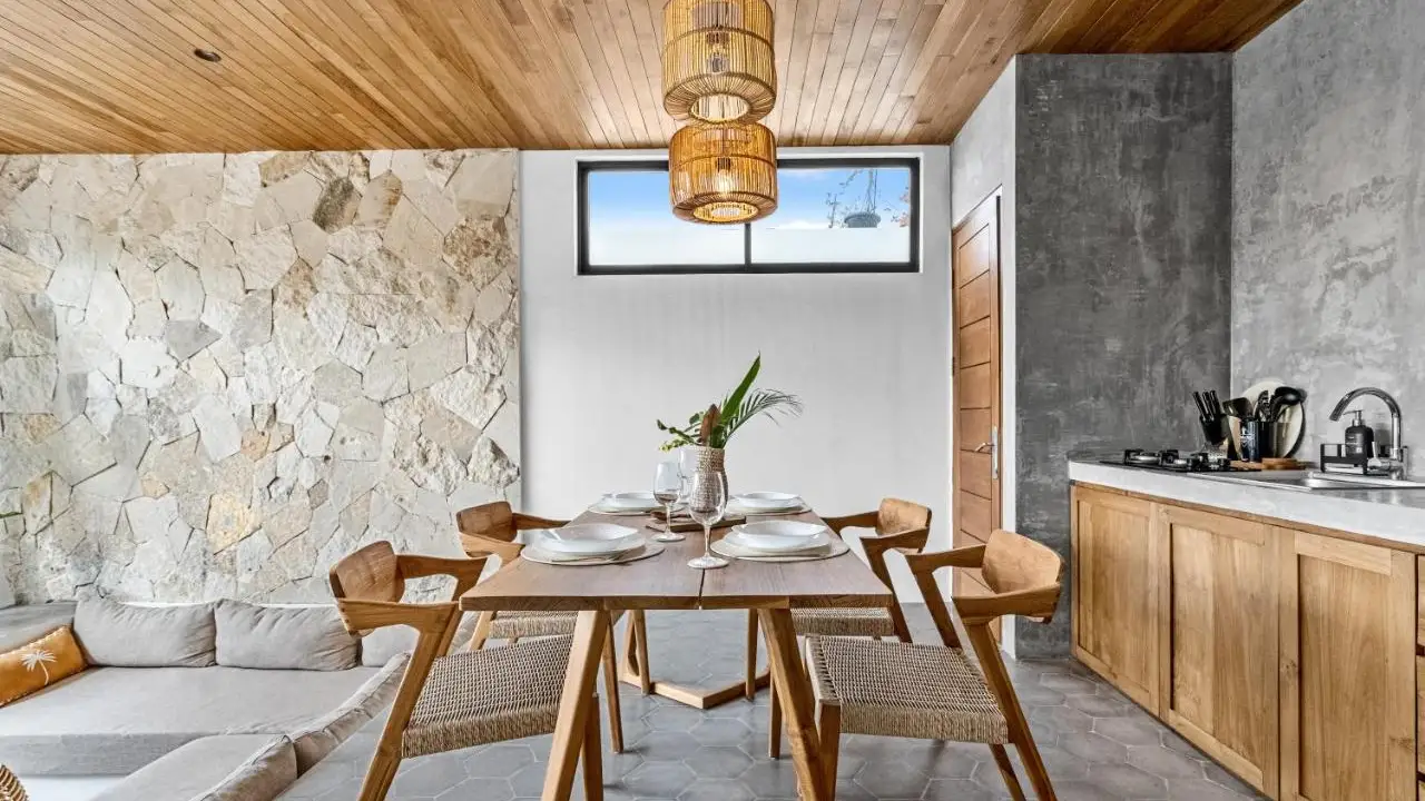 Full kitchen with dining setup for four – Villa Elba