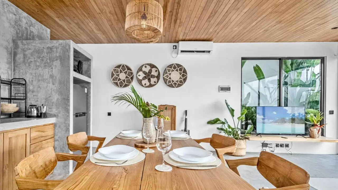 Full kitchen with dining setup for four – Villa Elba
