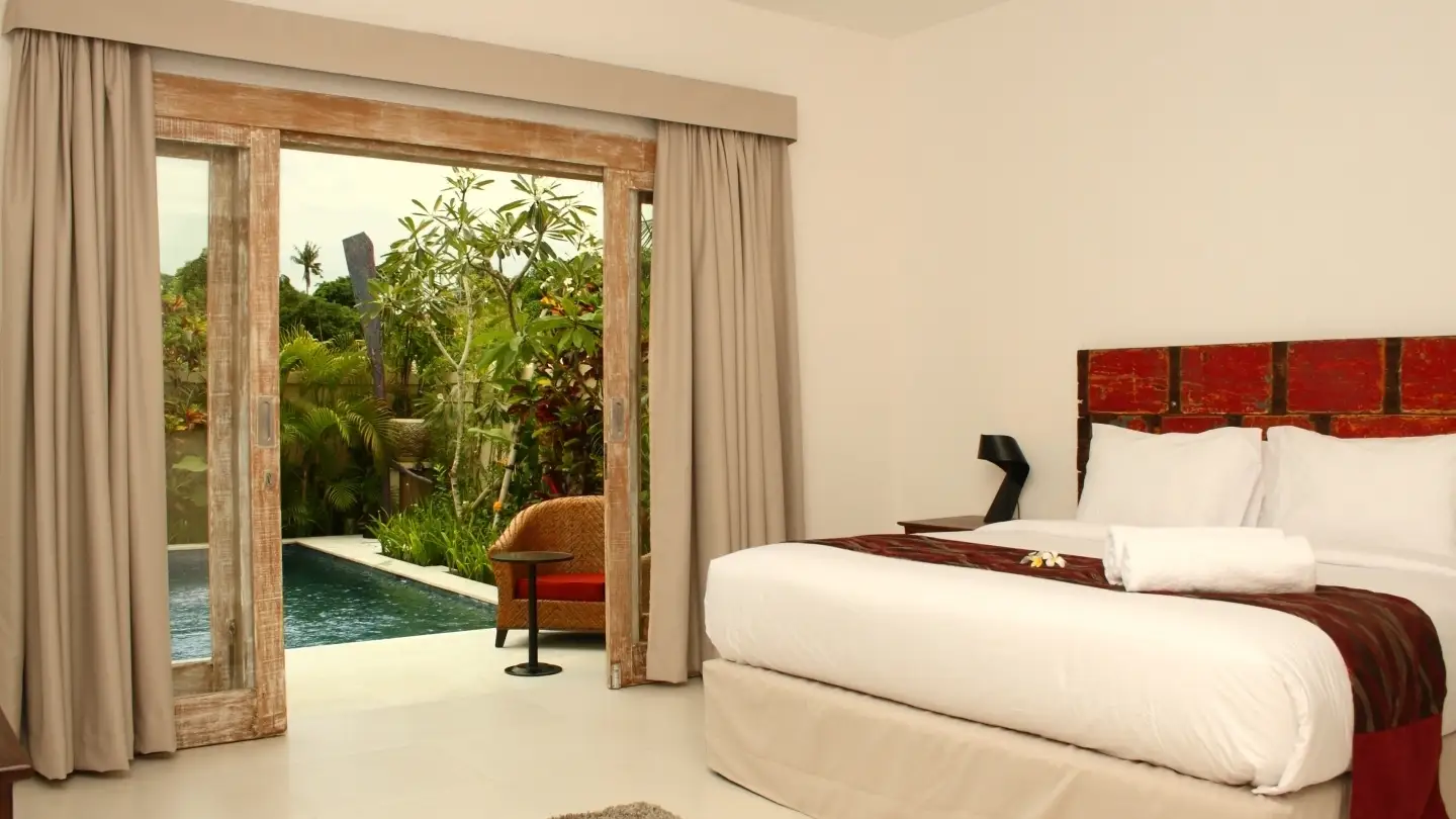 King-size bedroom with flat-screen TV and ensuite - Villa Briana Seminyak