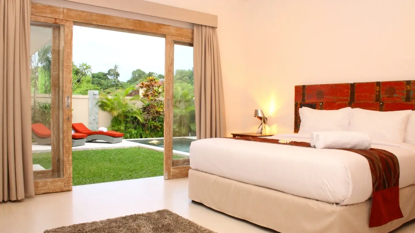 King-size bedroom with flat-screen TV and ensuite - Villa Briana Seminyak