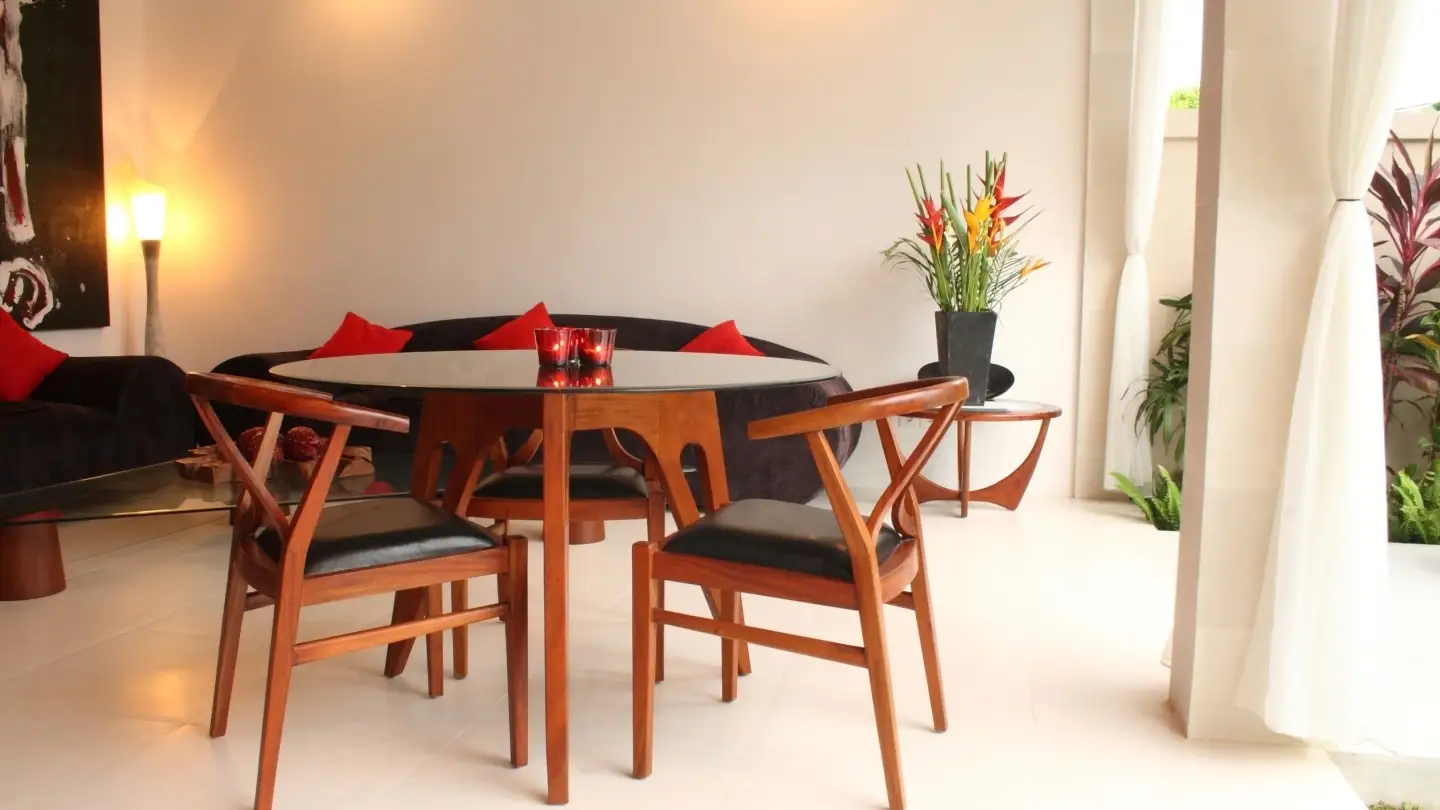 Outdoor kitchen with bar and dining table for four - Villa Briana