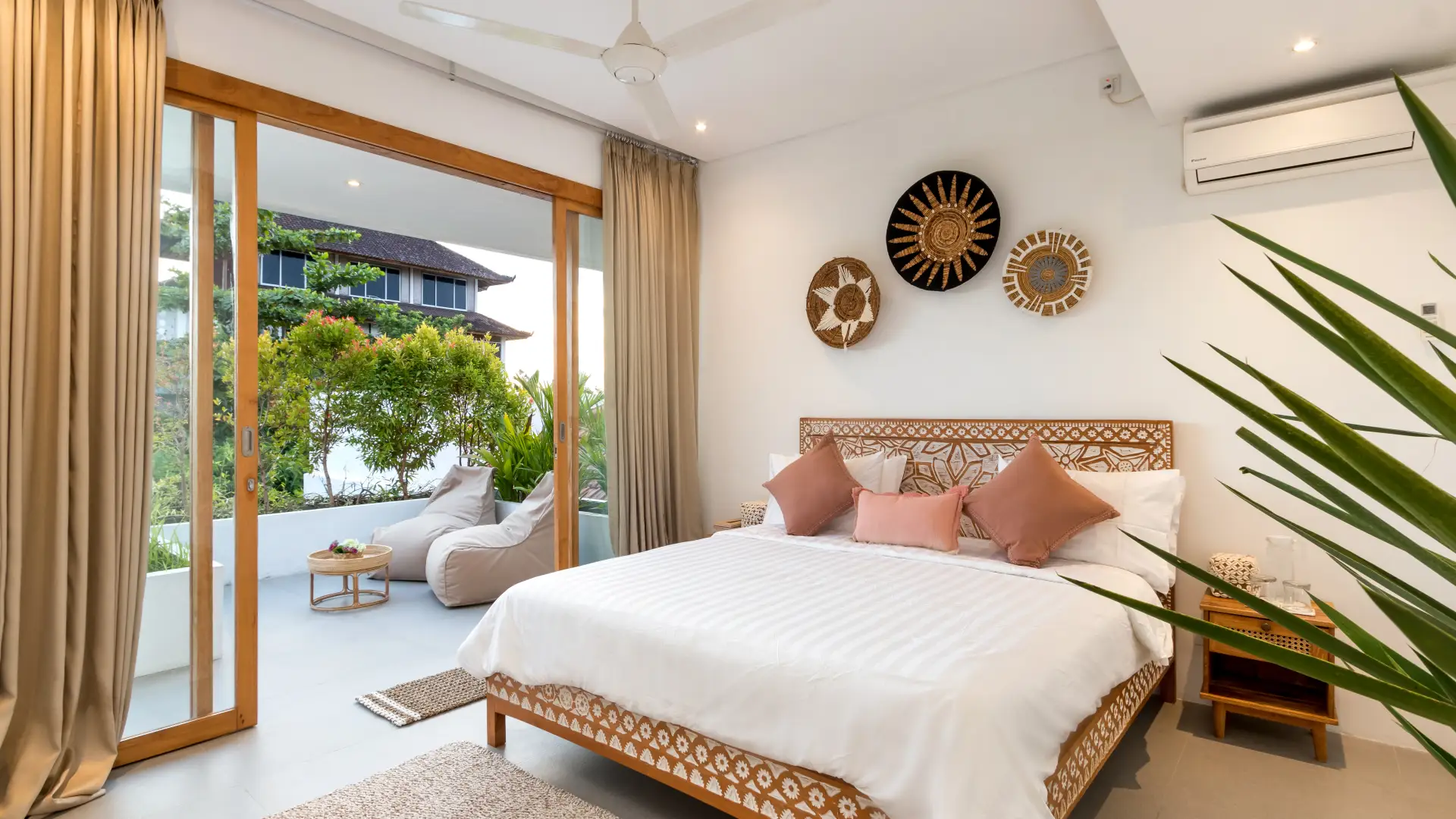 Tropical Bohemian Chic: 4BR Villa Near Luna Beach 