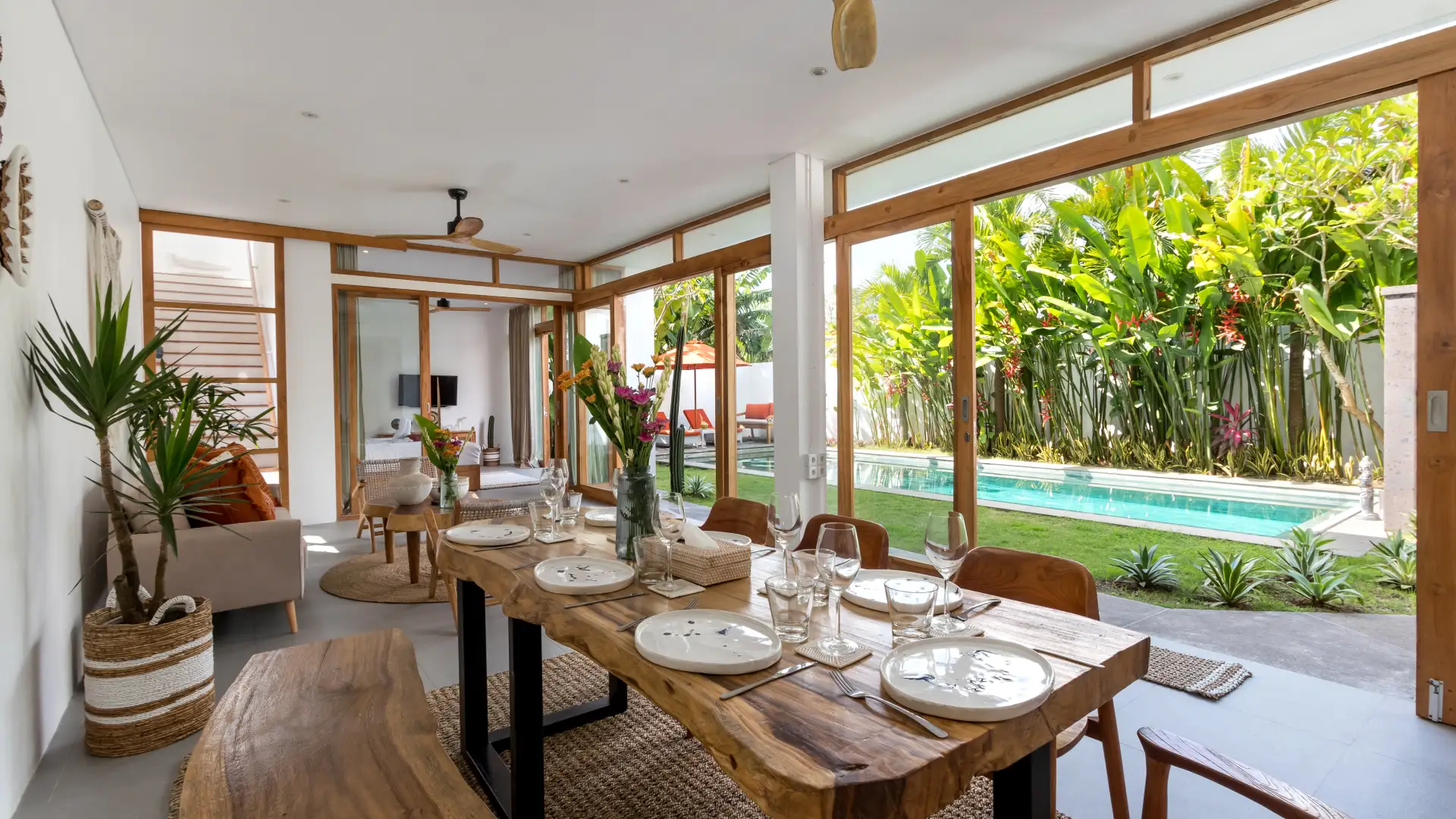 Tropical Bohemian Chic: 4BR Villa Near Luna Beach 