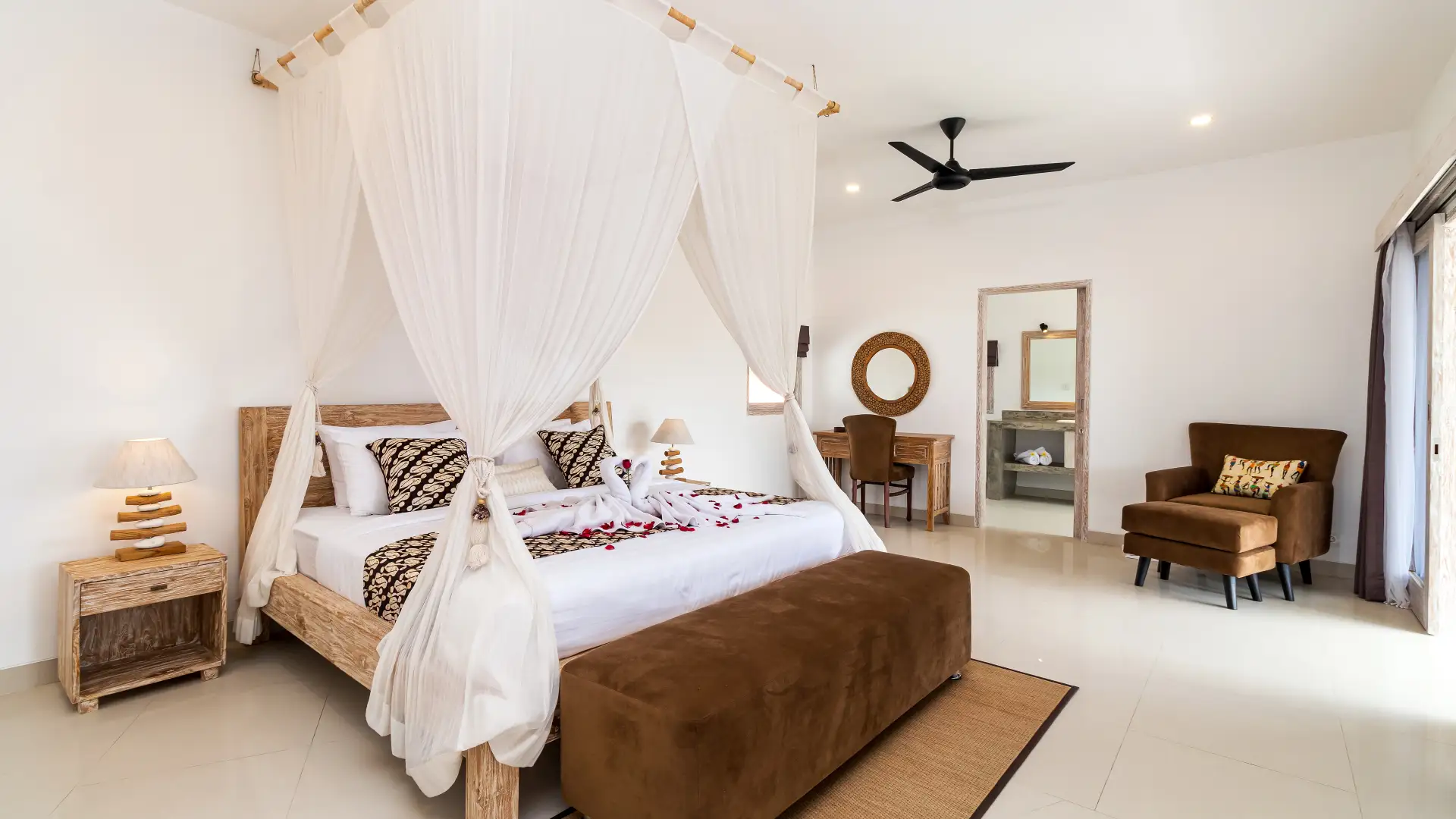 4BR Villa Walkable to Batubelig Beach