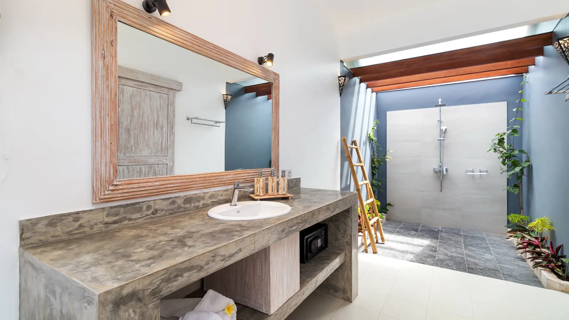 4BR Villa Walkable to Batubelig Beach