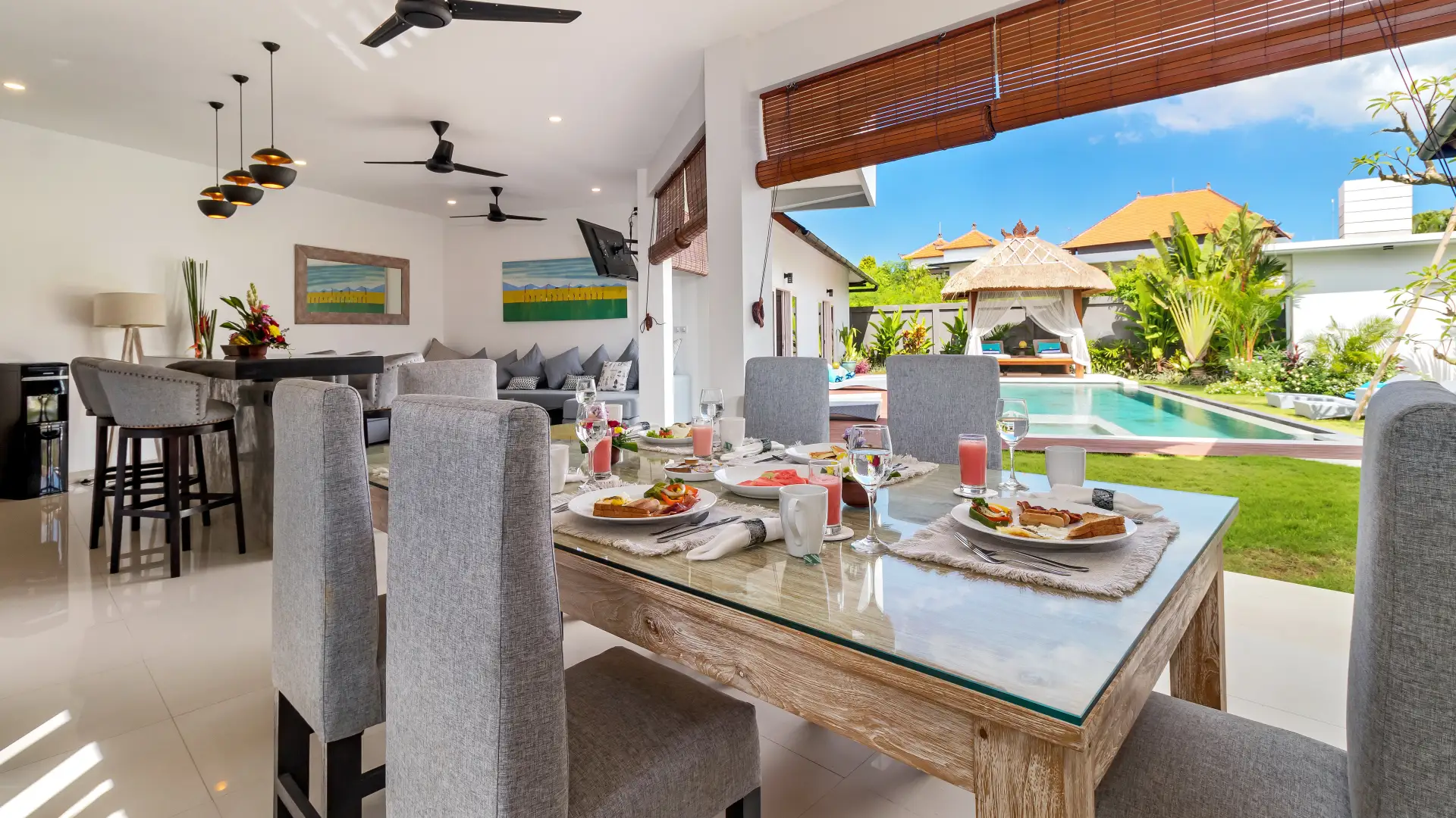 4BR Villa Walkable to Batubelig Beach