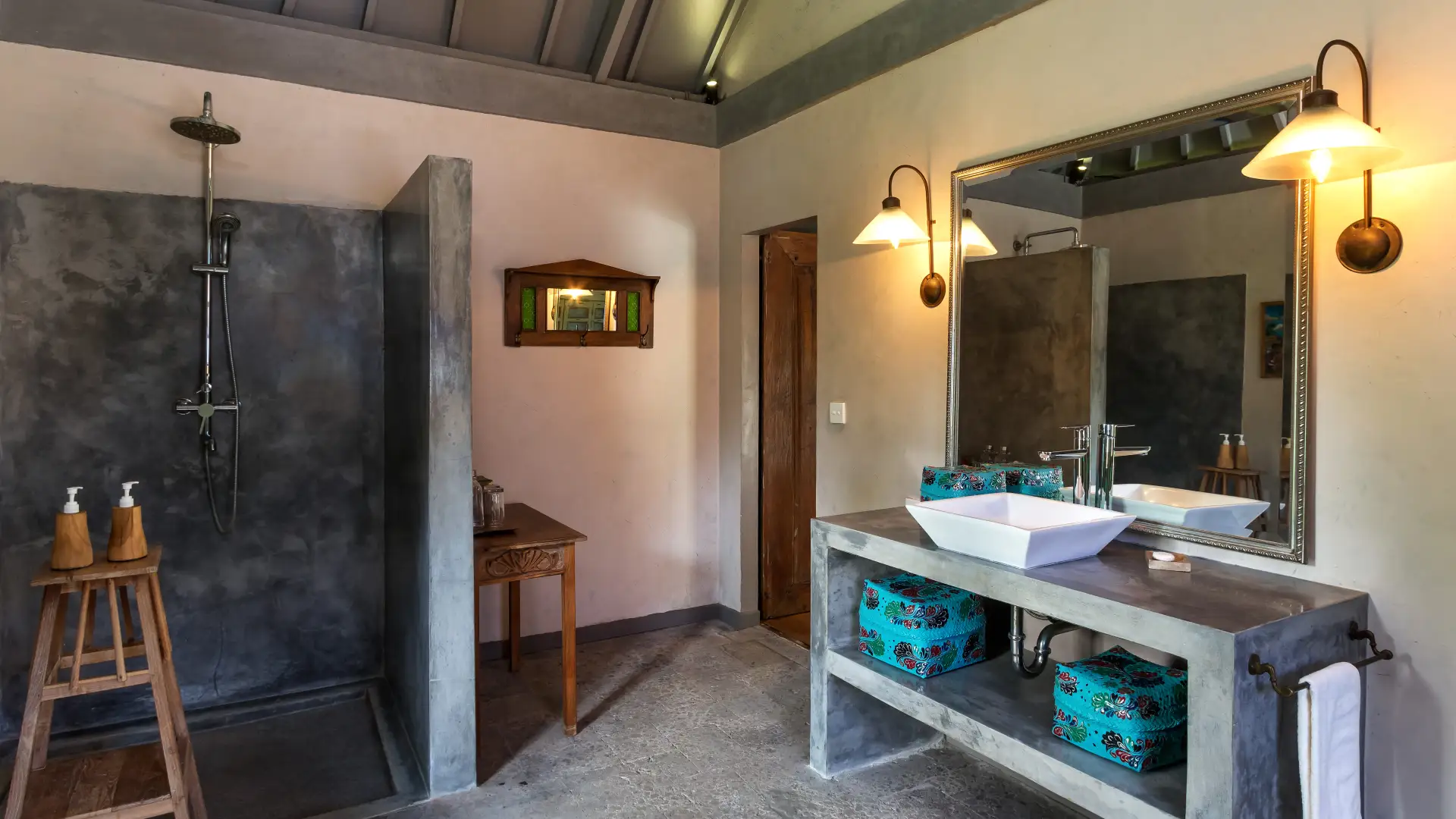 Cozy 5BR Retreat in Seminyak 