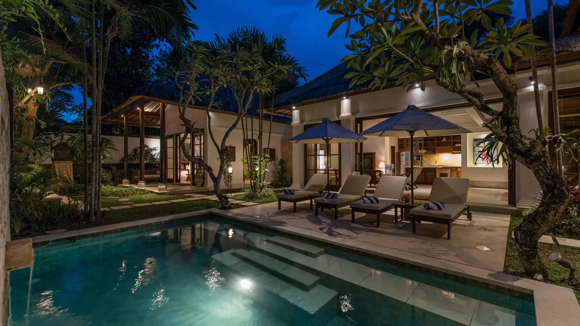 Swimming pool at night - Villa Senada