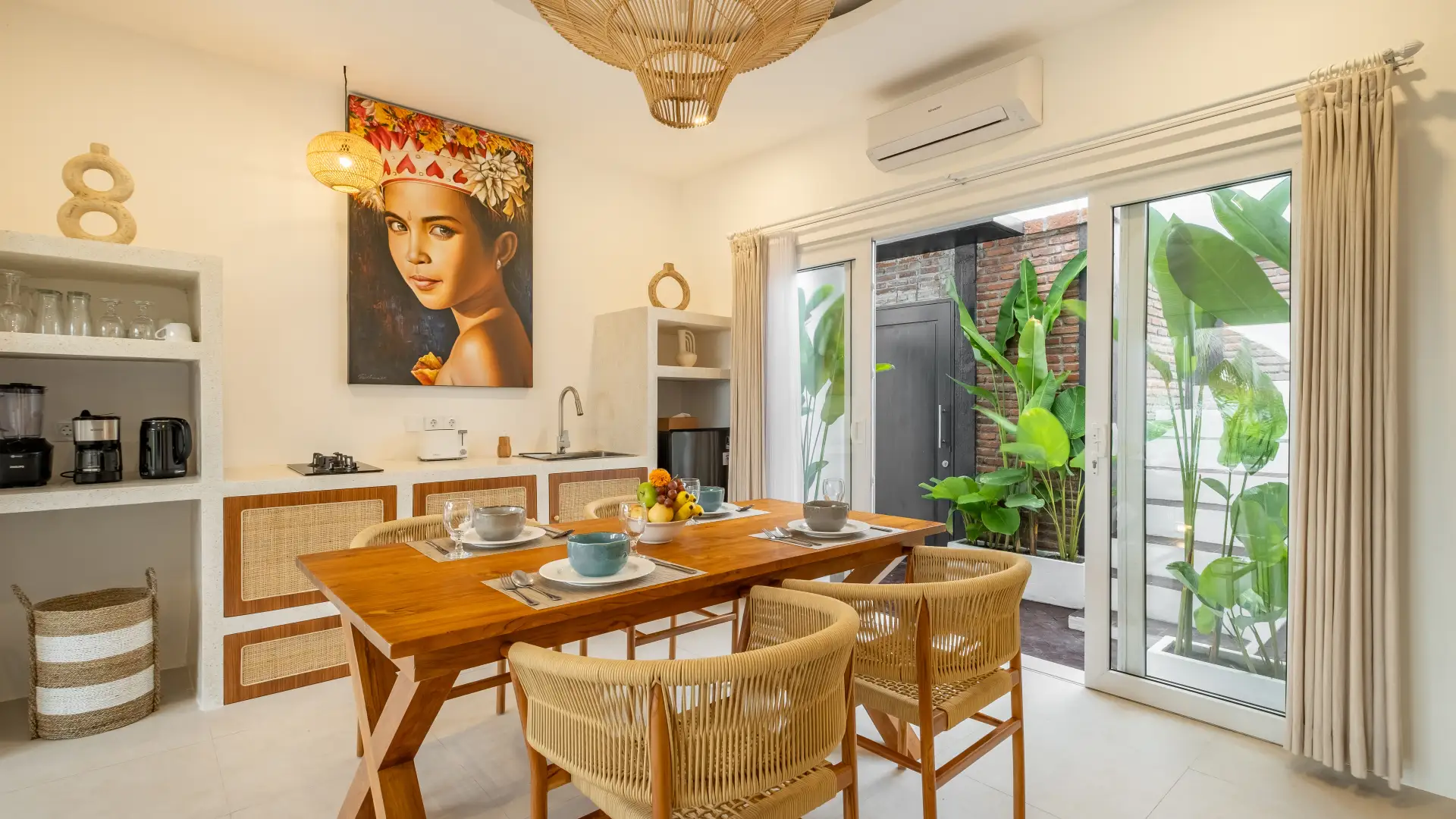 Fully equipped kitchen and 4-seat dining table at Villa Merlin
