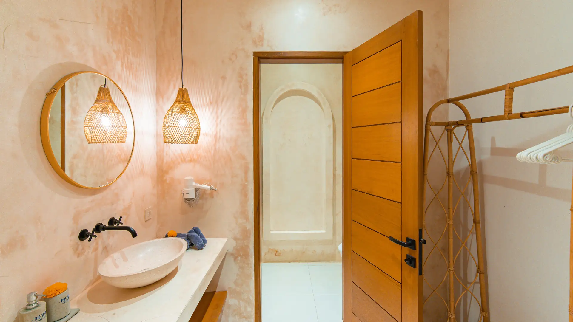 Outdoor walk-in shower with modern design – Villa Aurelia