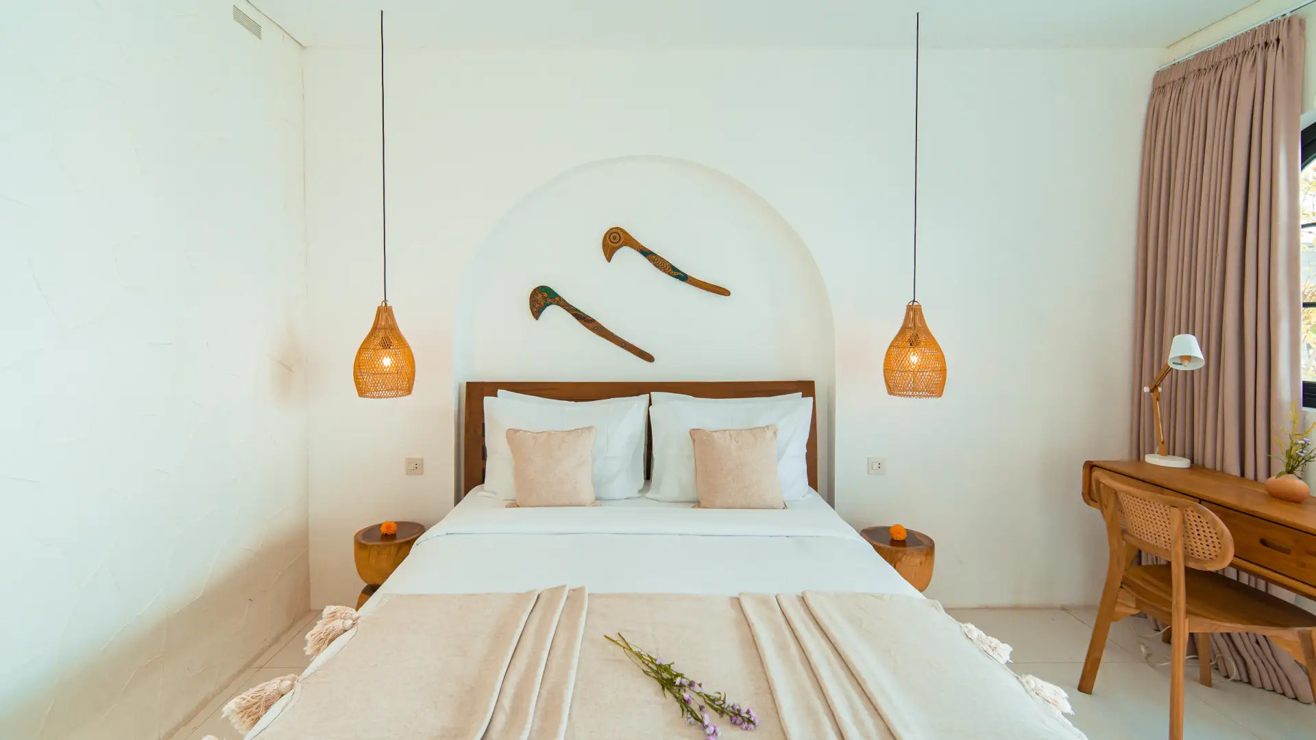 King bedroom with AC and work desk – Villa Aurelia in Bali