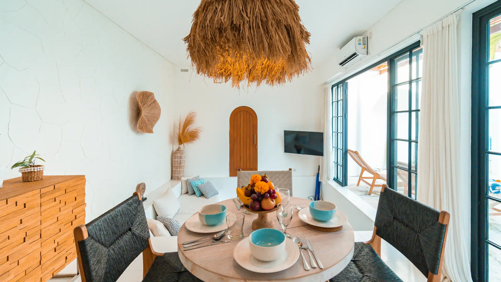 Open kitchen with gas stove, dining table, and fruit bowl – Villa Aurelia