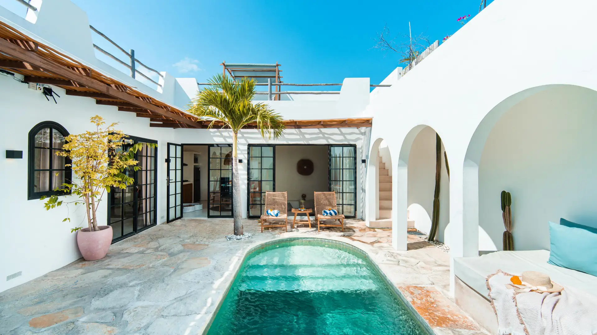 Mediterranean-style private pool with sunbeds and gazebo – Villa Aurelia Canggu
